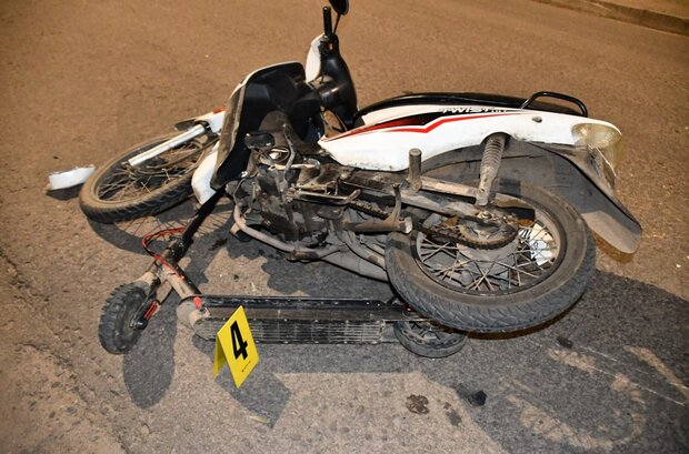 Niño se quebró el fémur tras chocar en monopatín con una adolescente en moto y sin libreta