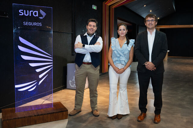 Fernando Galán, director de Seguros; Laura Suárez, líder del Canal Inmobiliario; Juan Pablo Loureiro, presidente de Seguros SURA Uruguay.