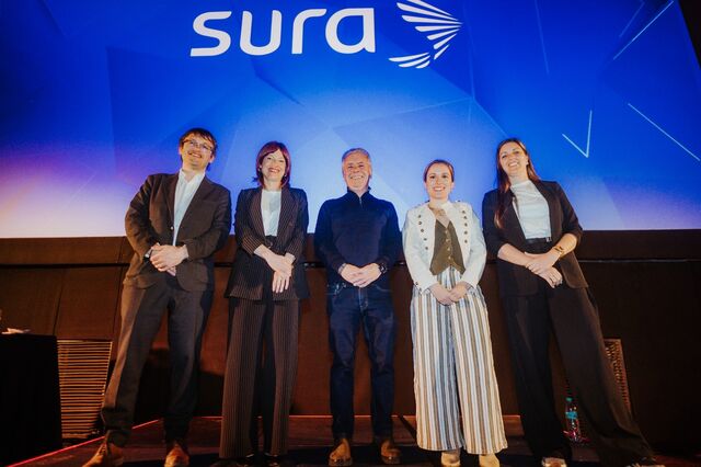 Juan Pablo Loureiro, presidente de Seguros SURA Uruguay; Camila Cibils, moderadora del Foro; Álvaro Moré, presidente de VML y Hogarth Uruguay; Florencia Servente; Inés Pampín, directora de Ecosistemas y Prestaciones de Seguros SURA Uruguay.