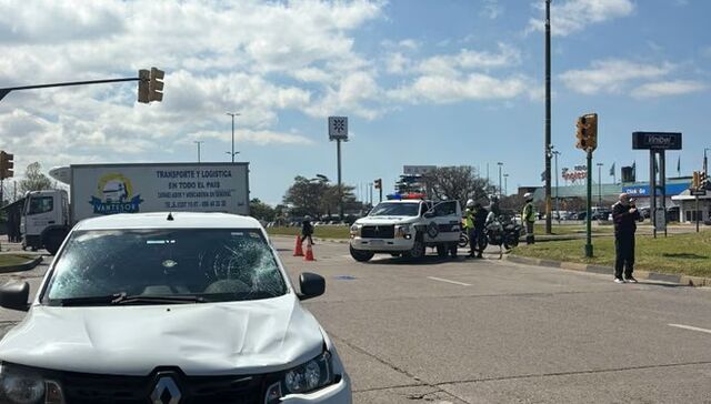 Peatón cruzó avenida Italia en una zona no habilitada y lo atropelló un auto; está grave