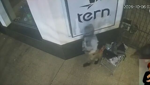 A pedradas contra uno de los bares más icónicos de Pocitos: una cámara captó el momento