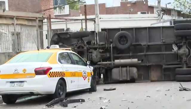Camión volcó al chocar con un taxi en La Unión: el taxista quedó atrapado y fue rescatado