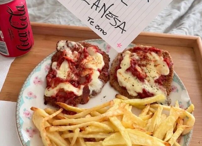 “Esto es lo que más te excita”: Pedro Rosemblat le llevó milanesas a la cama a Lali