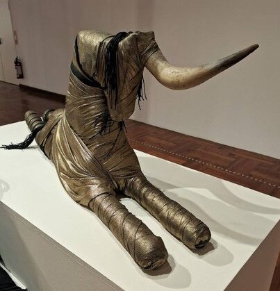 Unicornio echado (1998). Escultura envuelta en lúrex. 49 x 125 x 25 cm.