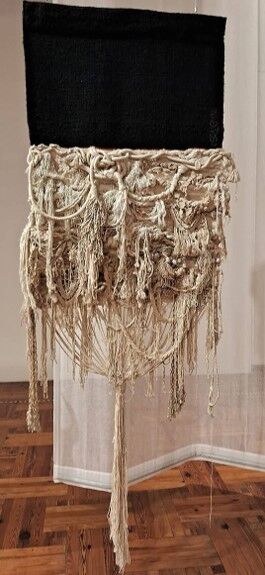 Romance entre el todo y la nada (2009). Tapiz kilim y wrapping. Algodón, lana hilada. 220 x 86 cm.