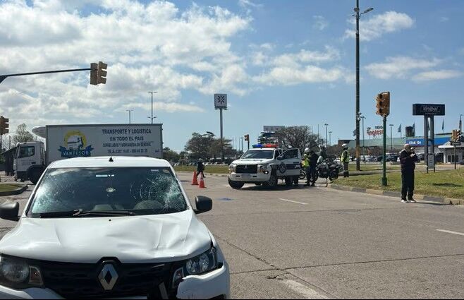 Peatón cruzó avenida Italia en una zona no habilitada y lo atropelló un auto; está grave