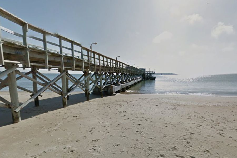 Tragedia: un pescador cayó desde un muelle, sus compañeros no sabían nadar y murió ahogado