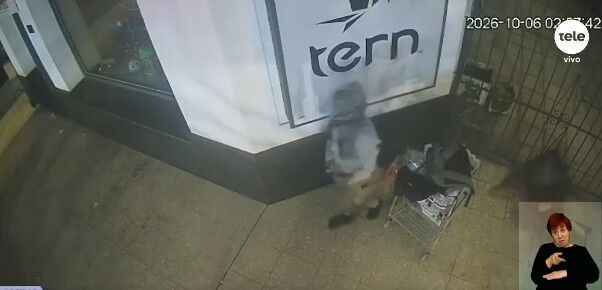 A pedradas contra uno de los bares más icónicos de Pocitos: una cámara captó el momento