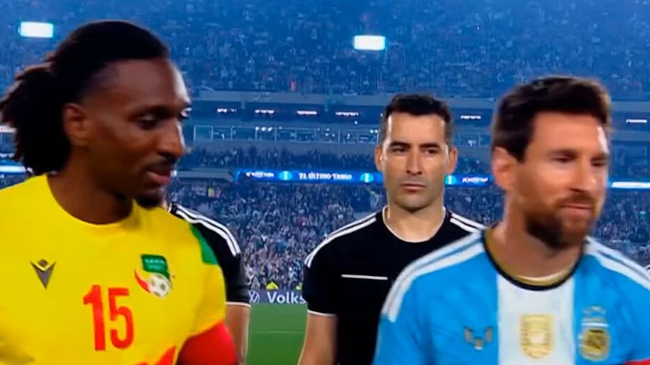“Esto es para Antonela”: el particular regalo que recibió Messi durante su despedida