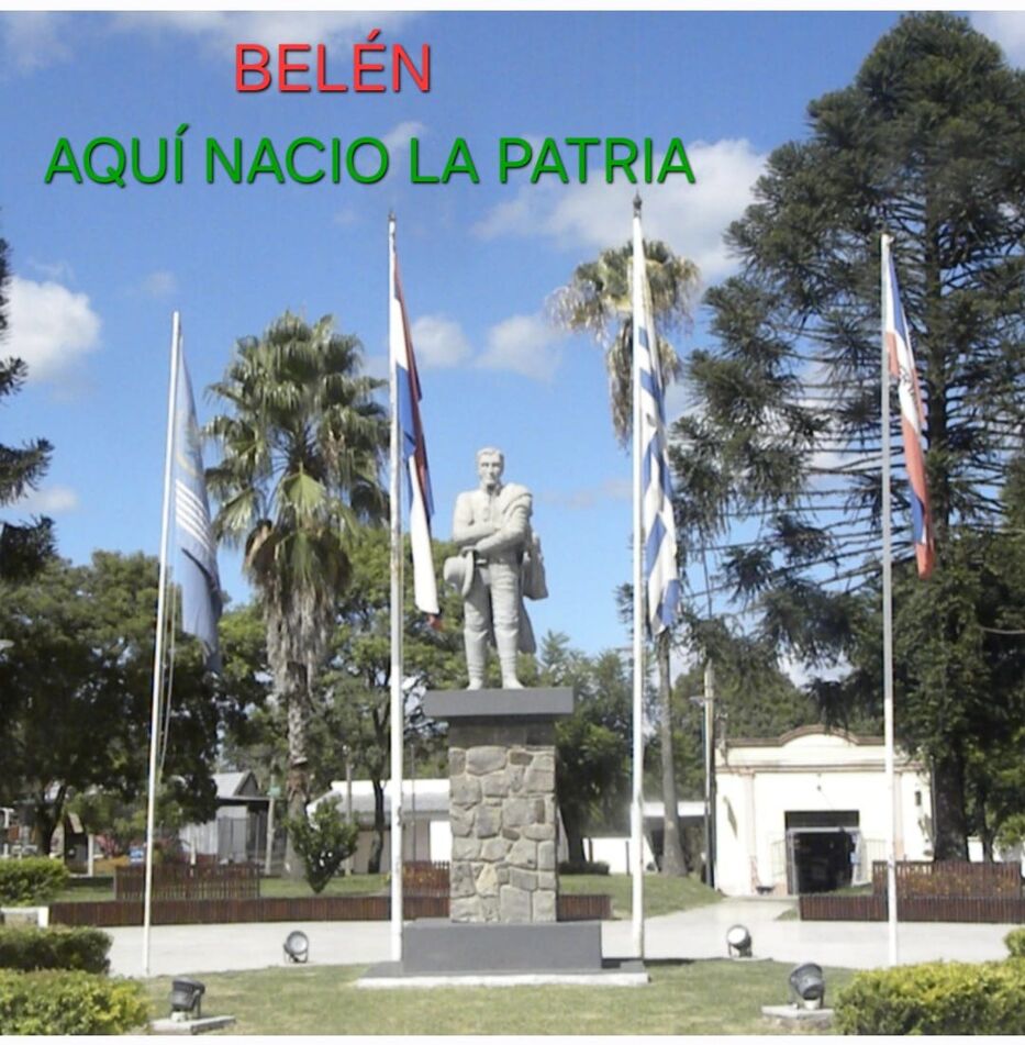 El prócer en la plaza principal.