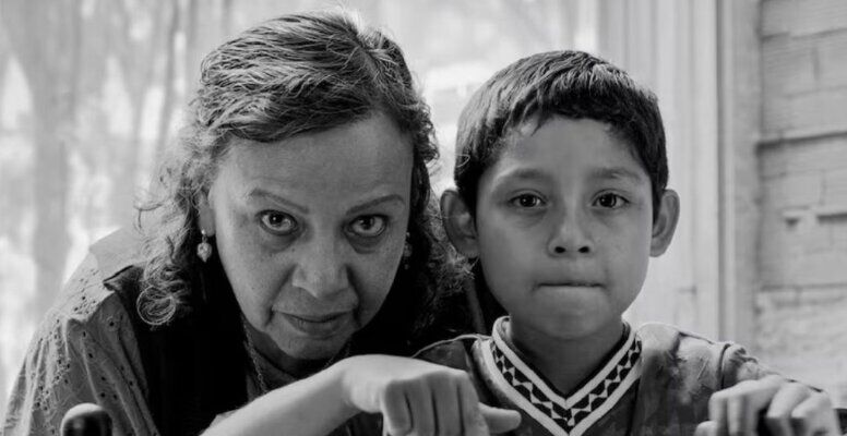 “Moscas”, un milagro en blanco y negro que llena un apartamento de duelo y ternura