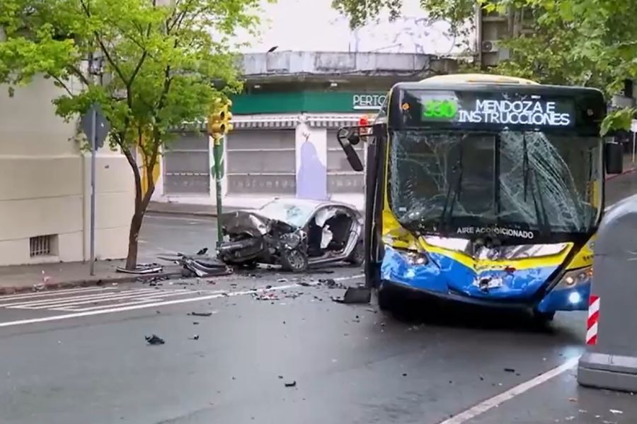 Brutal choque en pleno Centro: un auto no respetó un semáforo e impactó contra un ómnibus