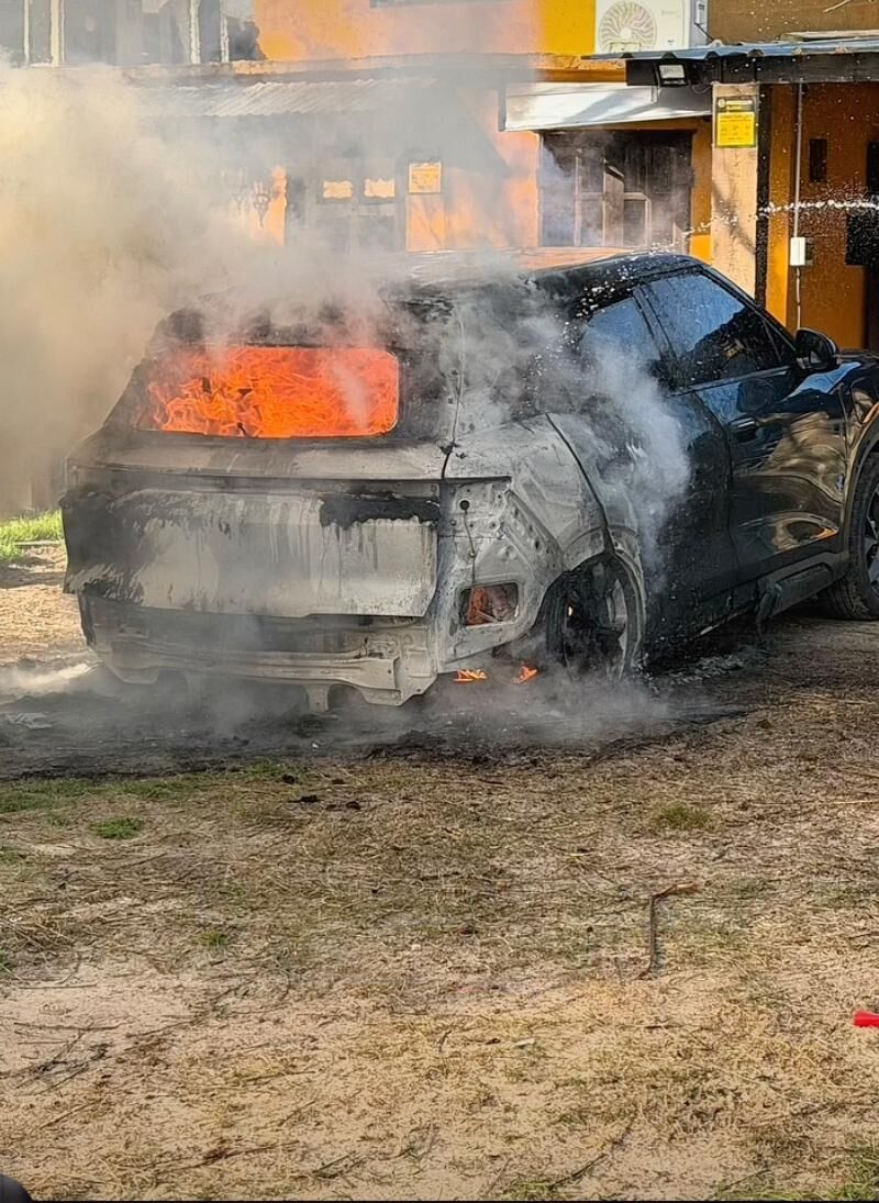 Lavó su auto eléctrico, lo dejó en su casa y a las dos horas se prendió fuego: qué pasó
