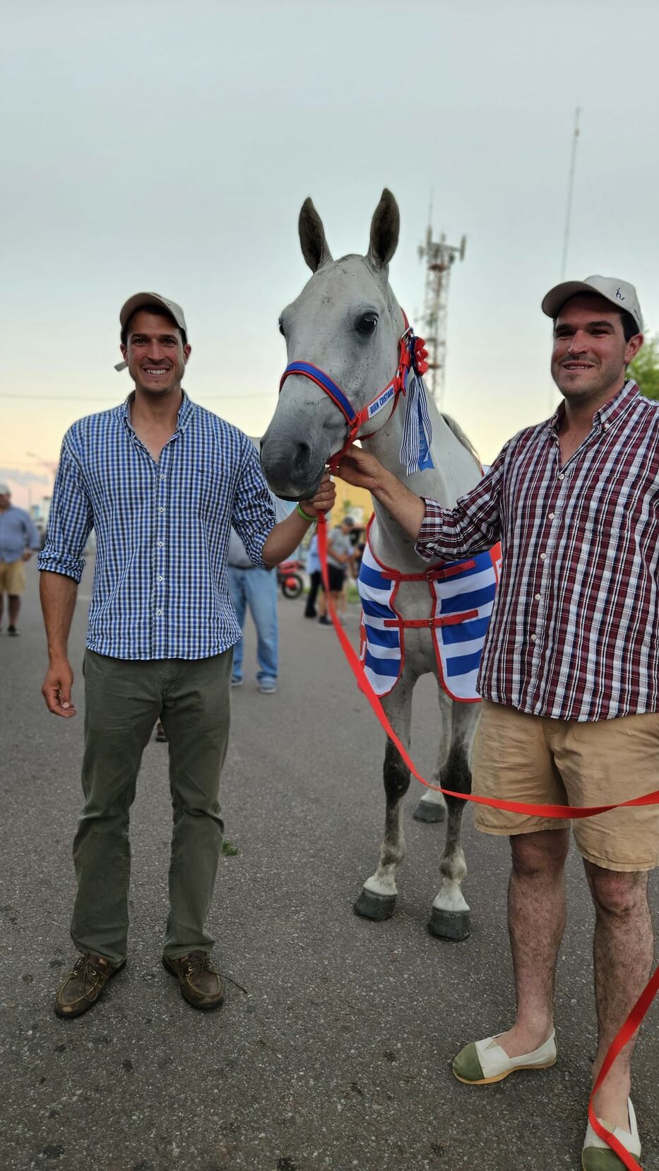 Con uno de sus caballos competidores.