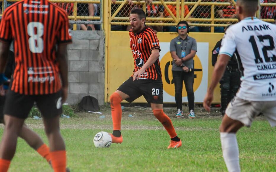 Carlos Pimienta jugando en CD Águilas de El Salvador. Foto: Instagram @carlos.pimientaaa