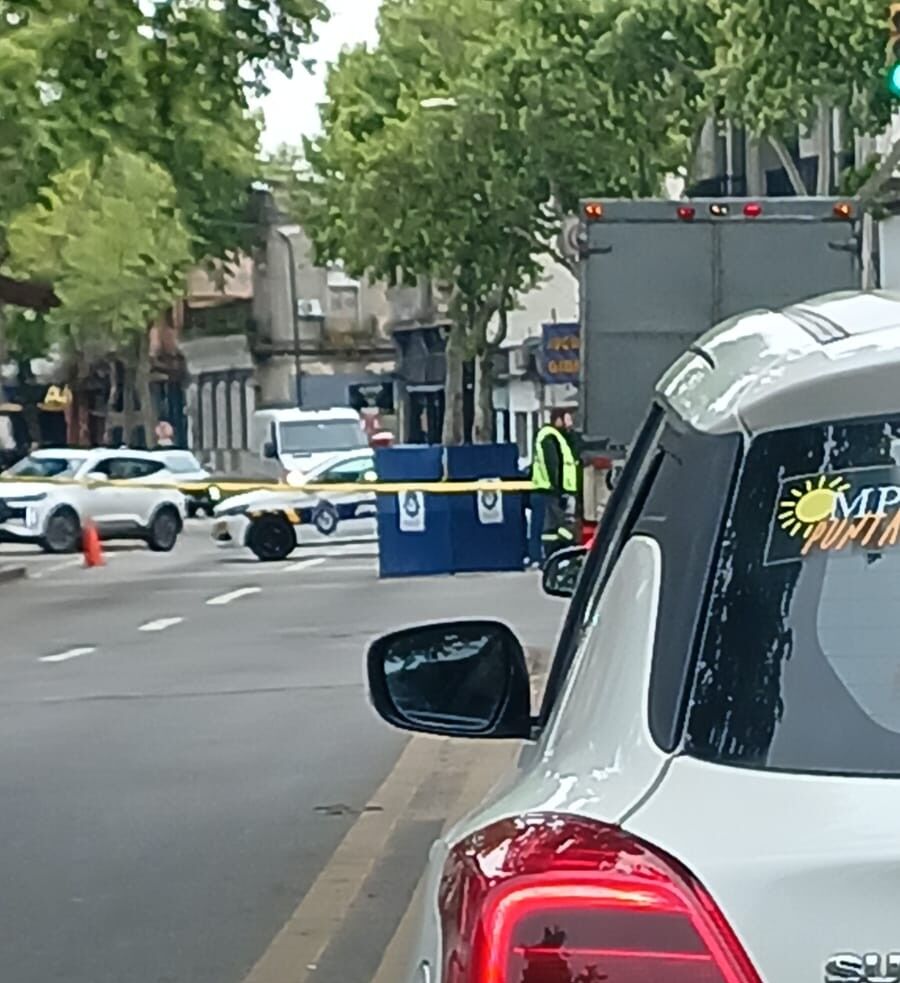 Un hombre de 61 años iba cruzando Agraciada, en Montevideo, se cayó y murió: qué le pasó