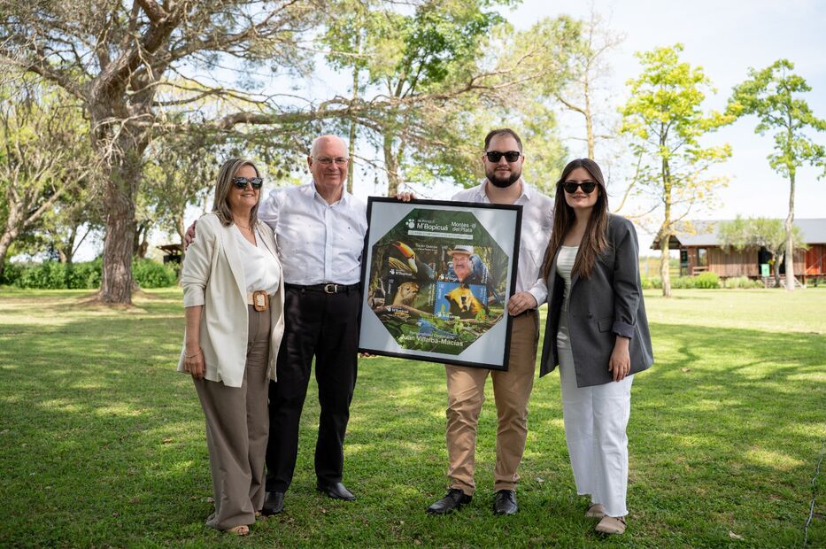 Junto a su familia el día que se lanzó la hoja filatélica por los 25 años del bioparque Mbopicuá.