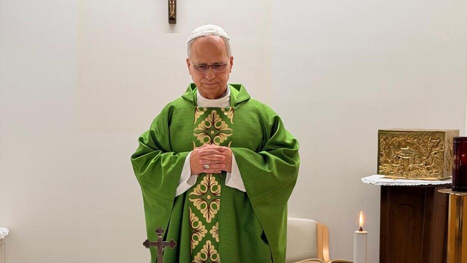 León XIV celebró misa en el hospital y su recuperación continúa favorablemente