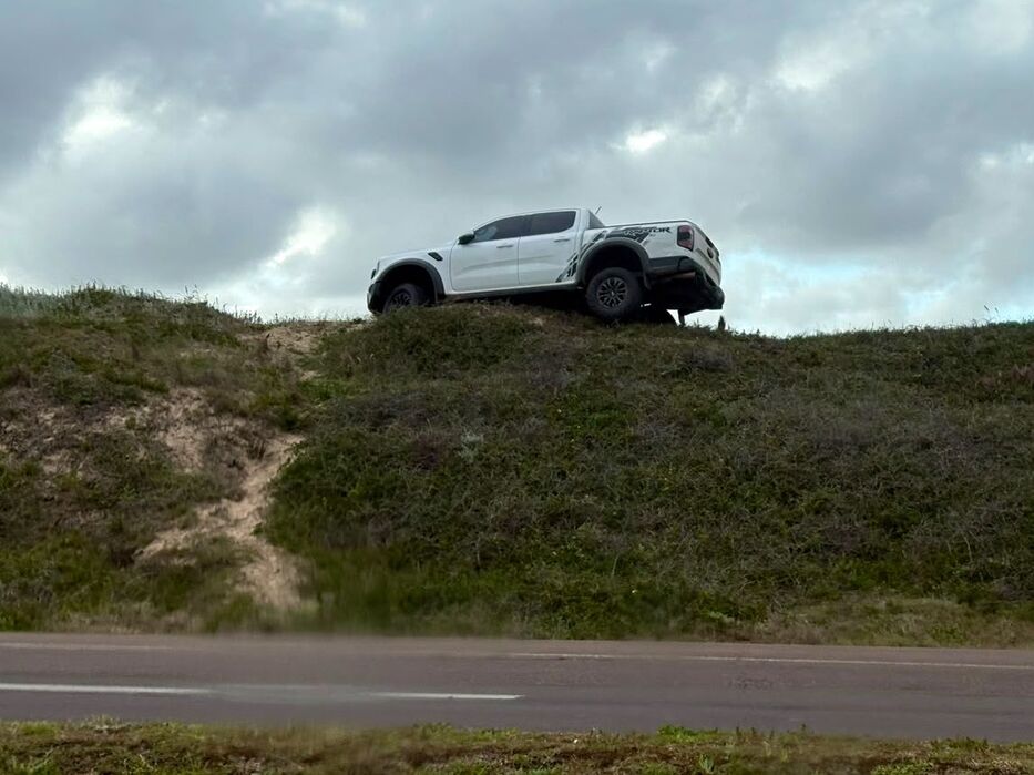 Una camioneta 4x4 quedó colgando de un médano en Maldonado y multaron a su propietario
