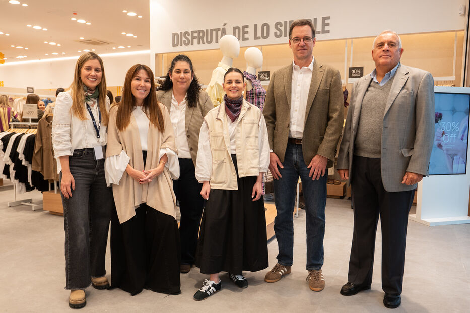 Lucía Comas, BAS; Ximena Quintas, Grupo Vierci Uruguay Retail; Gabriela Broda, Grupo Vierci Uruguay Retail; Gianella Salaberry, BAS; Ignacio Laura, Grupo Vierci Uruguay Retail; Nelson Barreto, Portones Shopping. Foto: Javier Noceti