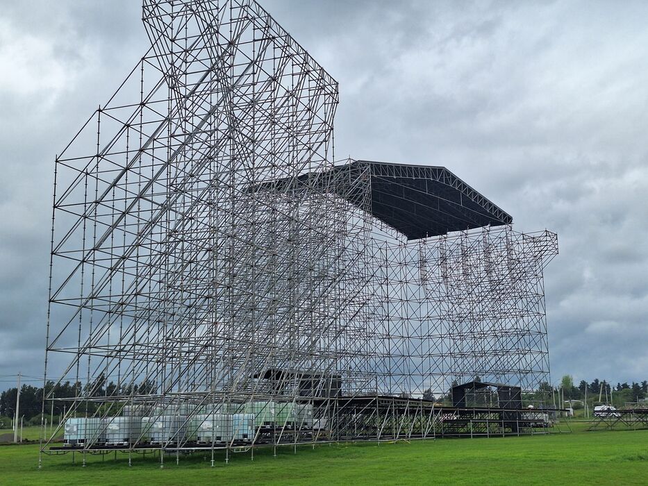 Avanza el montaje del escenario en el Parque París Londres. Foto: Pedro Dutour.
