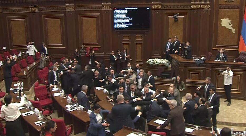 Piñas, patadas y un sillazo: sesión del Parlamento armenio terminó en una batalla campal