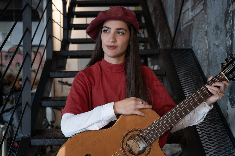 Lucía Chappe: su primer disco y el espíritu folklórico que trae a su show en Montevideo