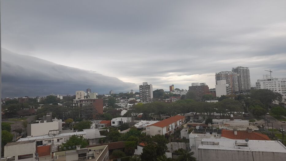 Una “nube cigarro” sorprendió en Montevideo este viernes: qué es y por qué se produce